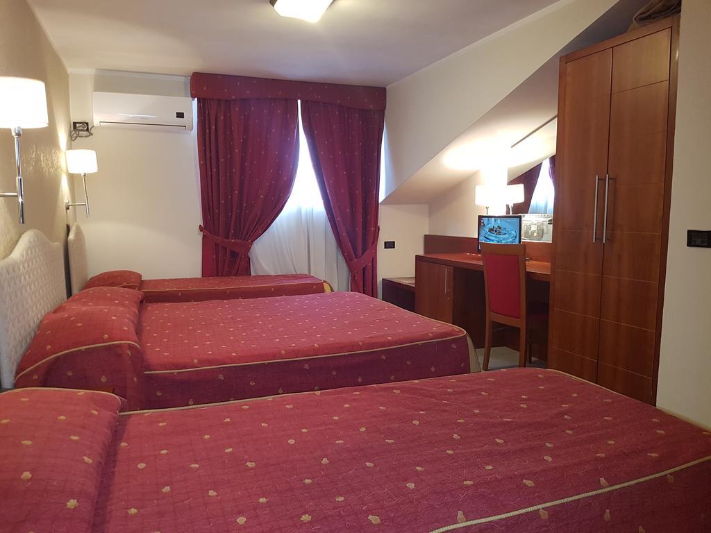 Pisani Hotel San Nicola La Strada الغرفة الصورة